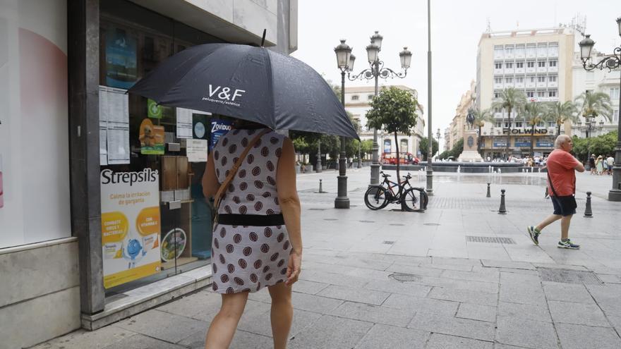 Los paraguas se abren en Córdoba (más que nada) por la ilusión de que llueva