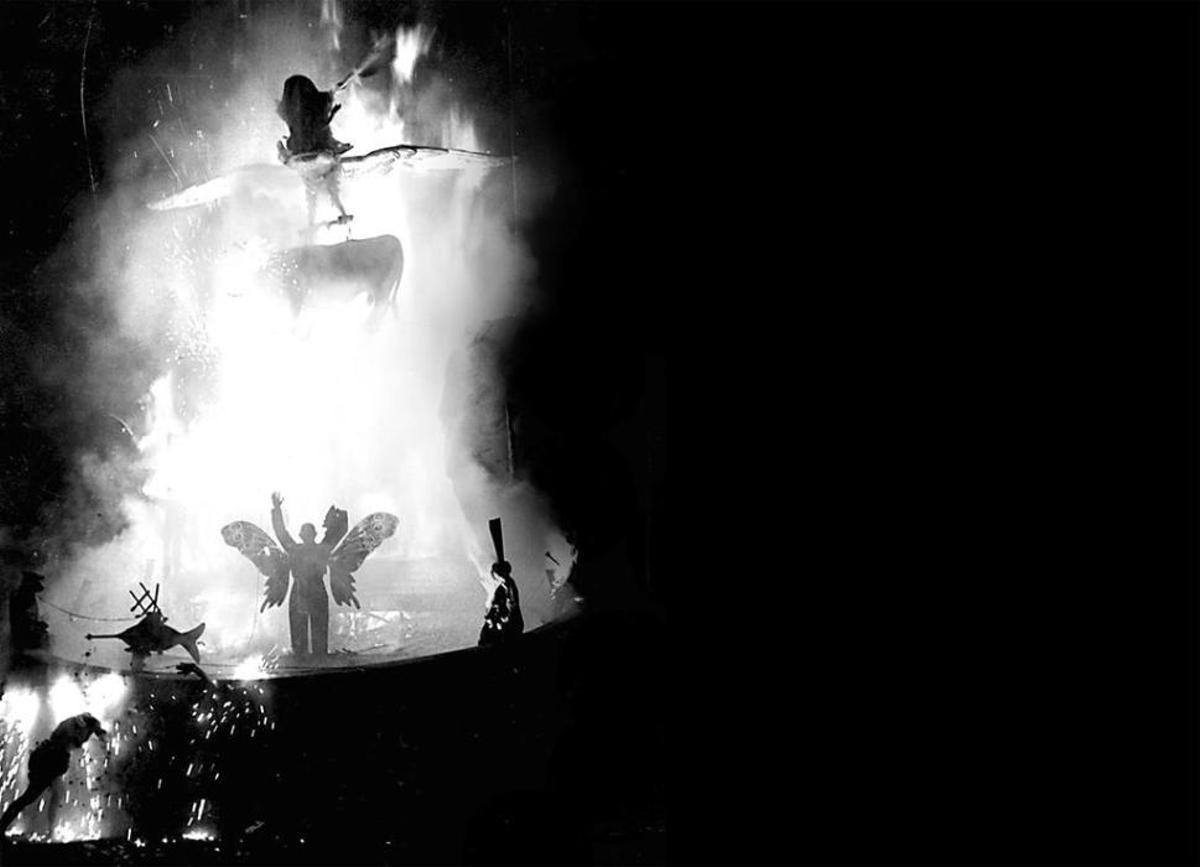 La falla que Salvador Dalí va dissenyar l'any 1954, en el moment de ser cremada, la nit del 19 de març