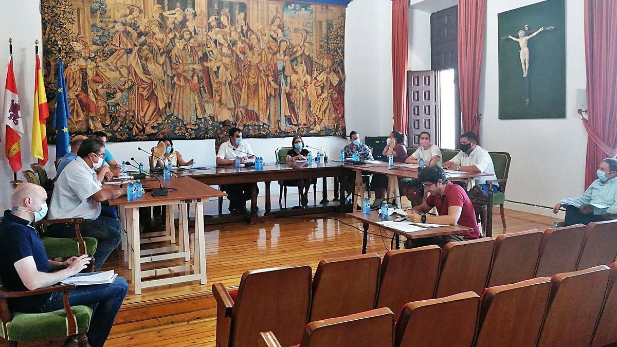 Los concejales del Ayuntamiento de Toro, en una sesión celebrada en el salón de plenos. | M. J. C.