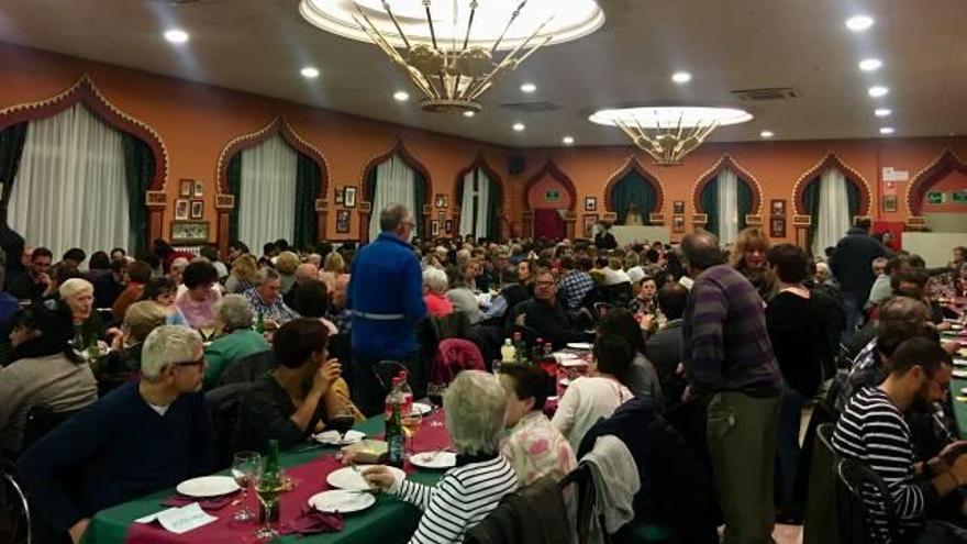 Participantes formando al ritmo de la música festera.