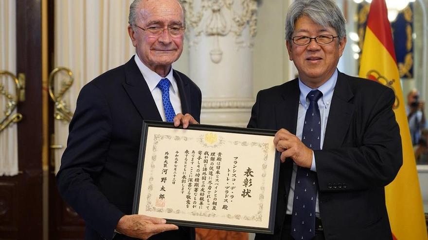 El alcalde recibe la distinción de manos del embajador japonés en España.