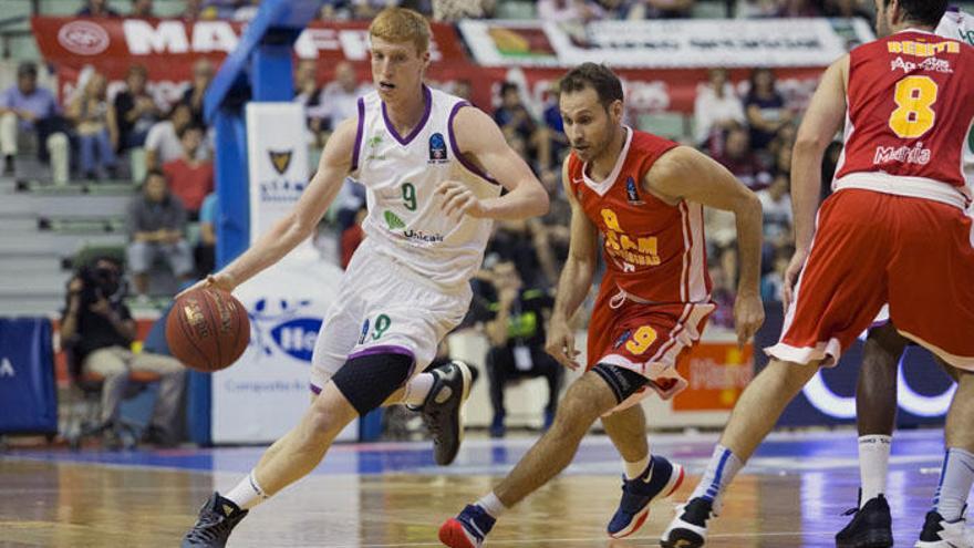 El base de Unicaja Málaga Alberto Díaz (i) intenta entrar en la zona ante la oposición del base UCAM Murcia Pedro Llompart (d).