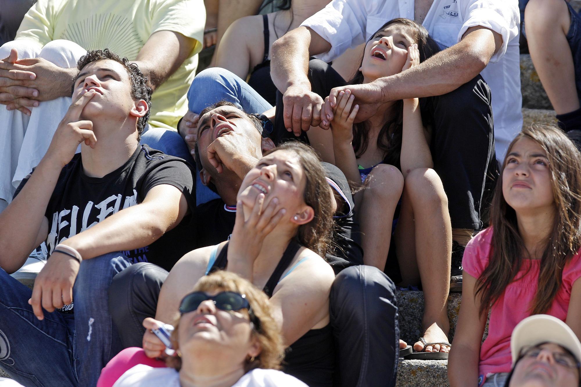 Público contemplando el festival aéreo internacional de Vigo en 2011