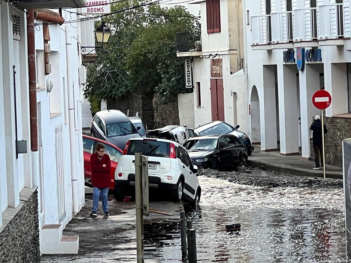 Las intensas lluvias desbordan la riera de Cadaqués y arrastran coches