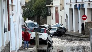 Las intensas lluvias desbordan la riera de Cadaqués y arrastran coches