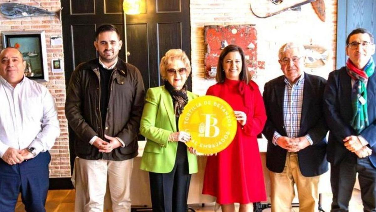 María Barallobre, con gafas de sol en el centro, recibe la distinción de local embajador de la tortilla de Betanzos de la alcaldesa María Barral