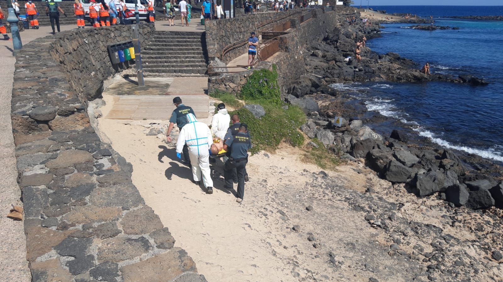 Una patera llega por sus propios medios a la playa de El Jablillo, en Costa Teguise