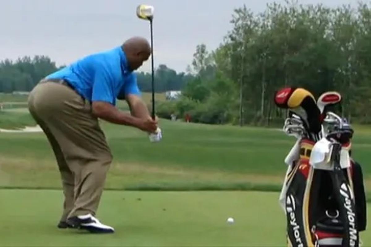 Barkley loves golf although his style is quite rudimentary, not to mention bad, although he does not give up trying to improve.