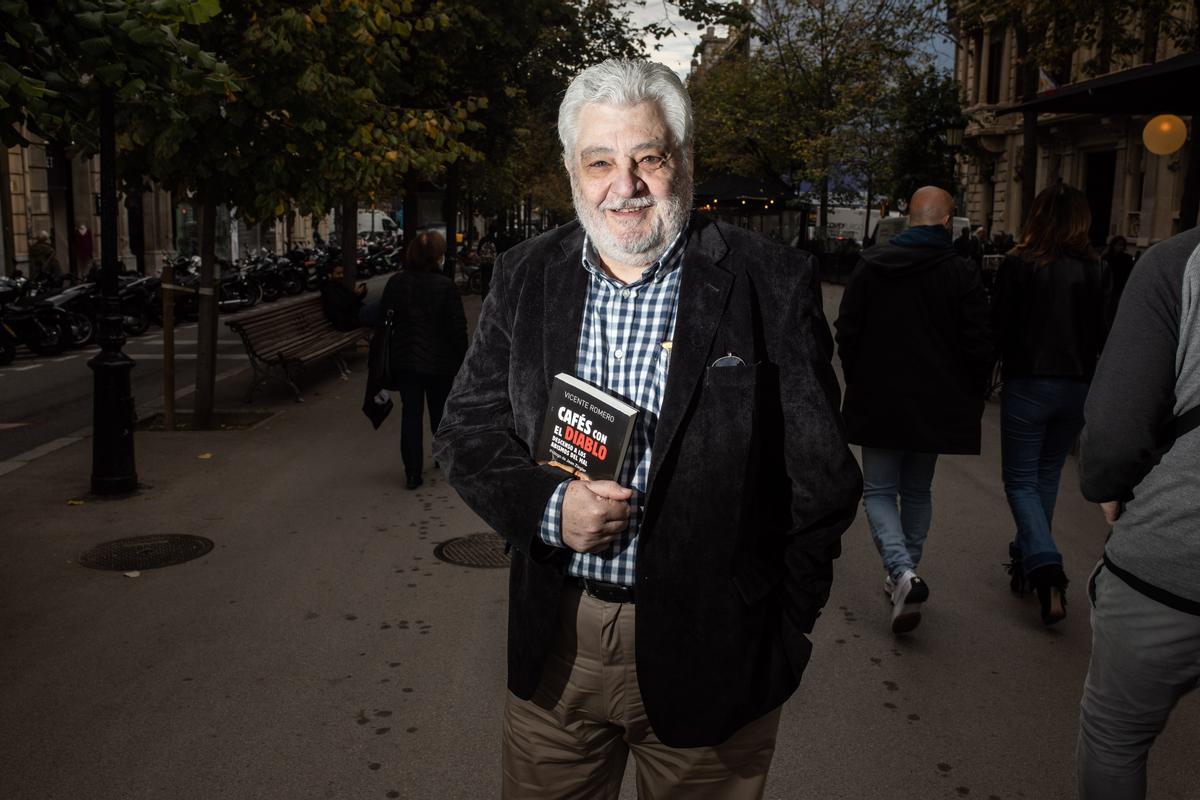 El periodista Vicente Romero posa para EL PERIÓDICO esta semana, en Barcelona.