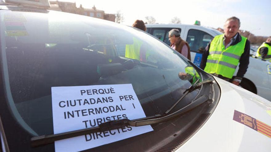 El Govern niega que el nuevo servicio de autobuses afecte a los taxistas