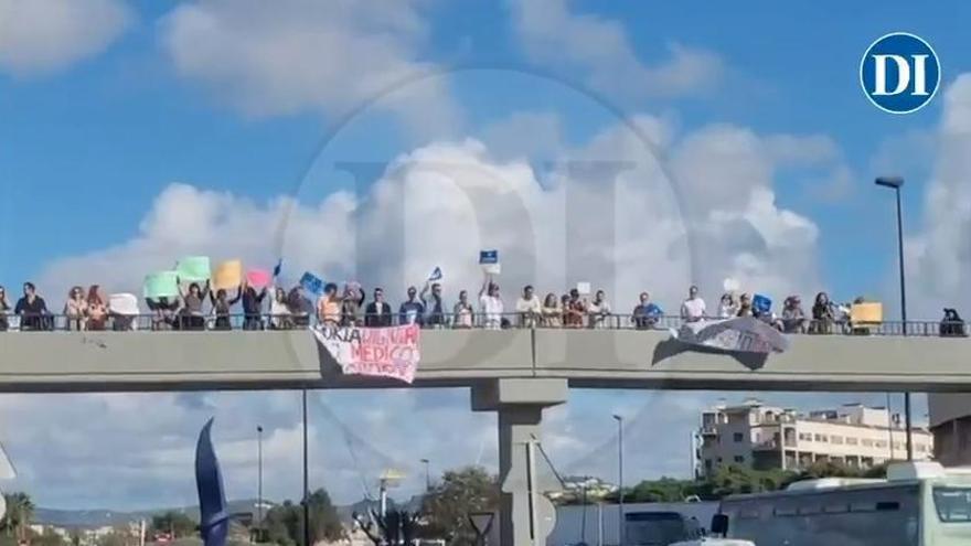 Manifestación improvisada de médicos por las calles Ibiza
