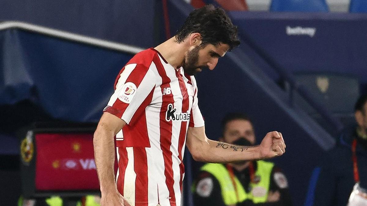 Raúl García celebra el tanto del empate ante el Levante