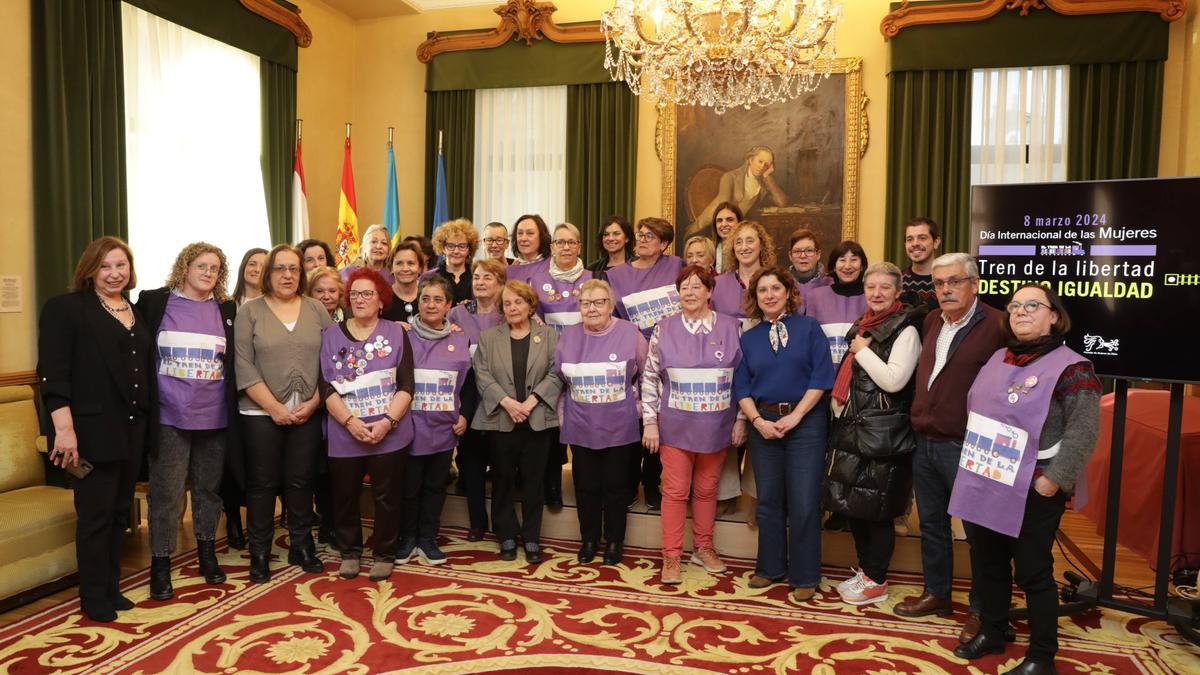 En imágenes: Así fue el homenaje a las Mujeres del Tren de la Libertad en el Ayuntamiento de Gijón