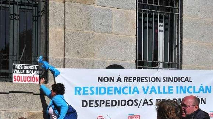 Encierro de las trabajadoras de Valle-Inclán en el Concello.  // I.A.