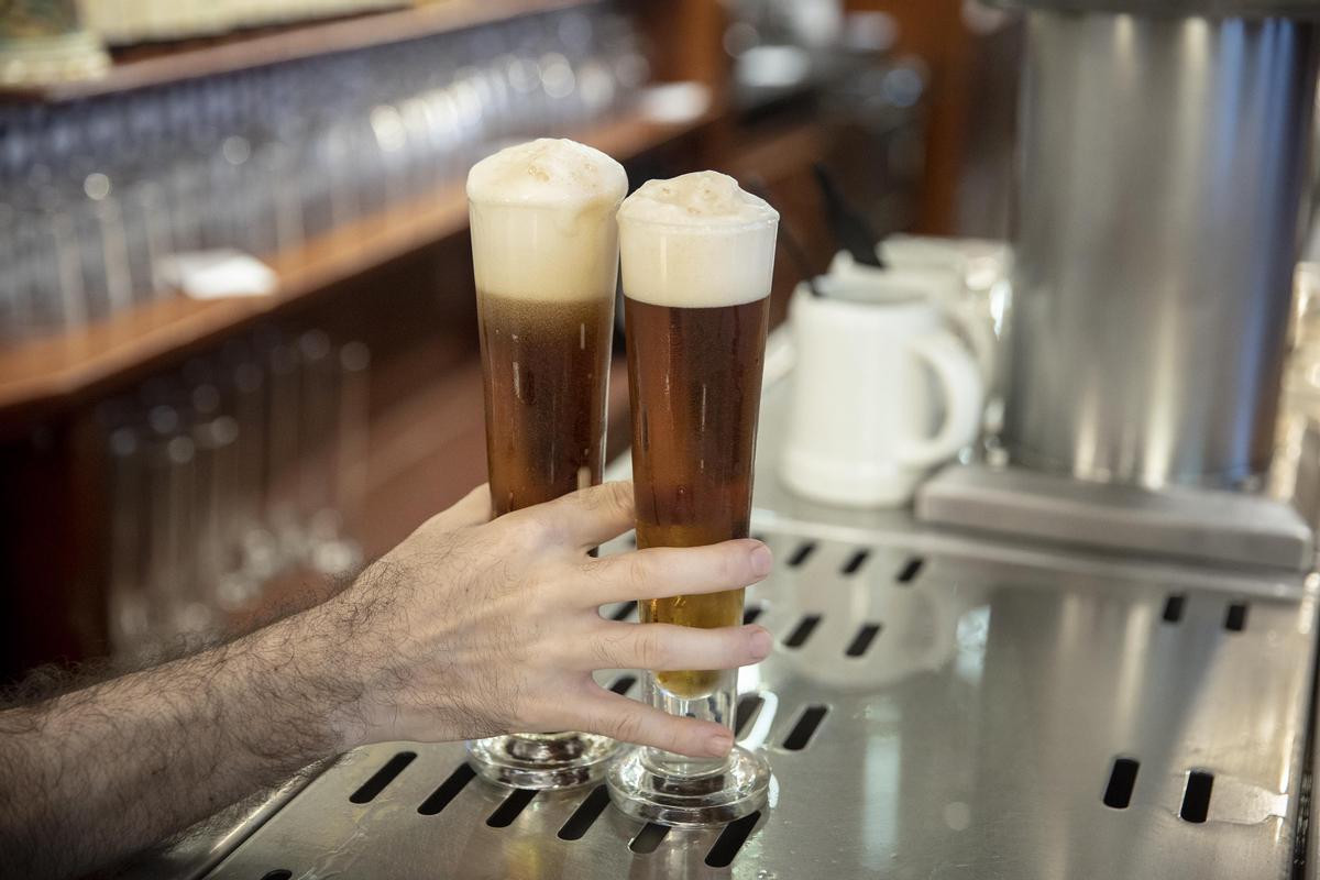 Dos cervezas recién escanciadas, con ese dedo de espuma que se mantiene sobriamente en pie por encima del contorno de la copa.