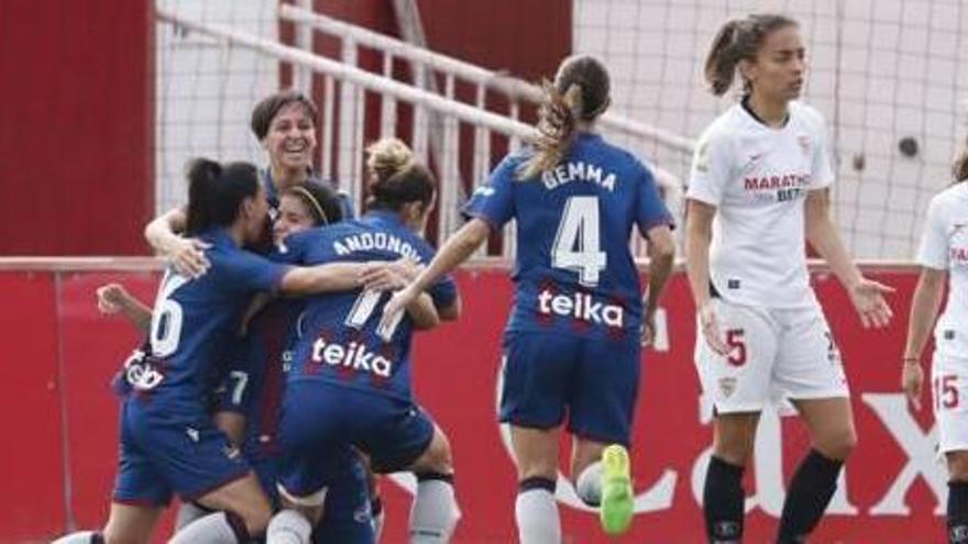 El Levante UDF celebra, ayer, un gol en Sevilla.