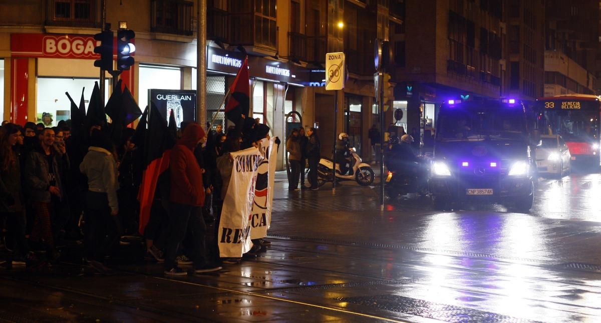 Manifestación antifascista por el manto de la Virgen del Pilar