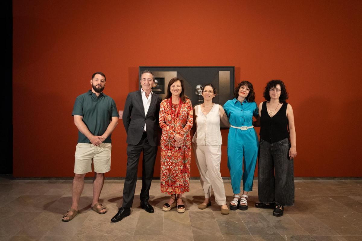 Autoridades y artistas en la presentación de la exposición 'Memorias del suelo'.