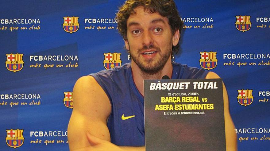 Gasol, en una rueda de prensa con el Barça en 2011. | EUROPA PRESS