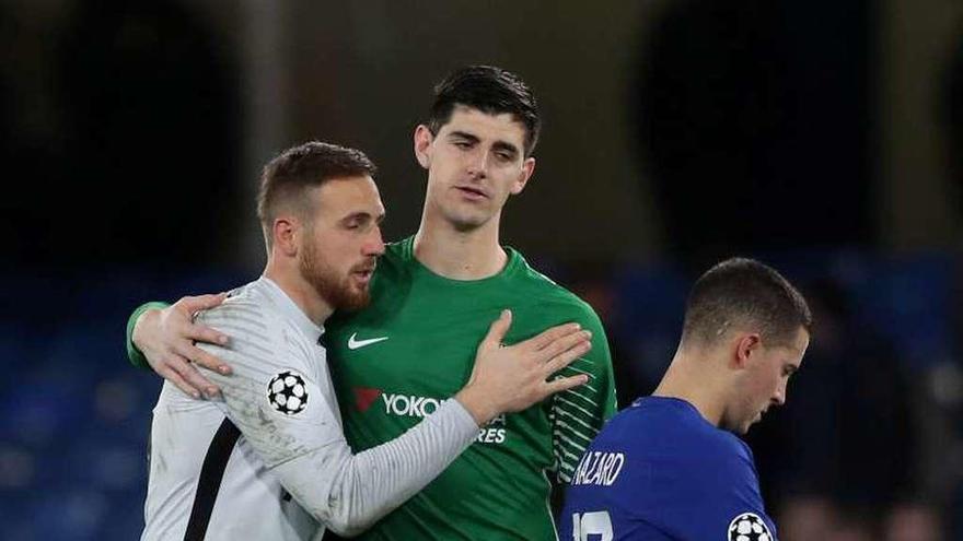 Courtois, portero del Chelsea, consuela a Oblak ante Hazard.