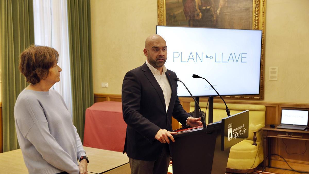 Carmen Moriyón, a la izquierda, atiende la presentación del edil de Urbanismo, Jesús Martínez Salvador, sobre el Plan Llave.