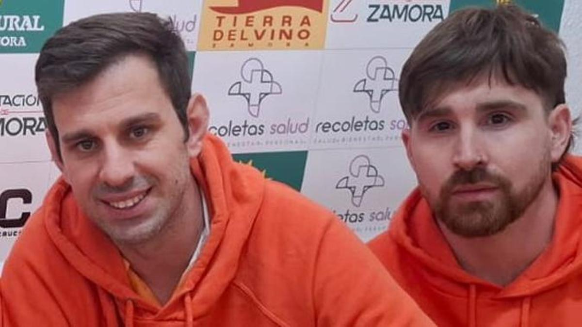 Paco Fernández, a la derecha, junto a Raúl Pérez.