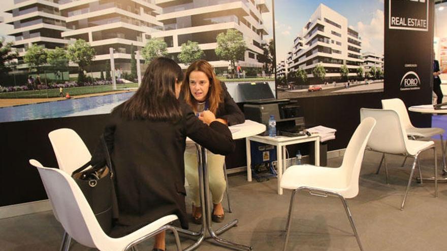 Una cliente consulta las condiciones de una vivienda en el salón SIMed celebrado la pasada semana.