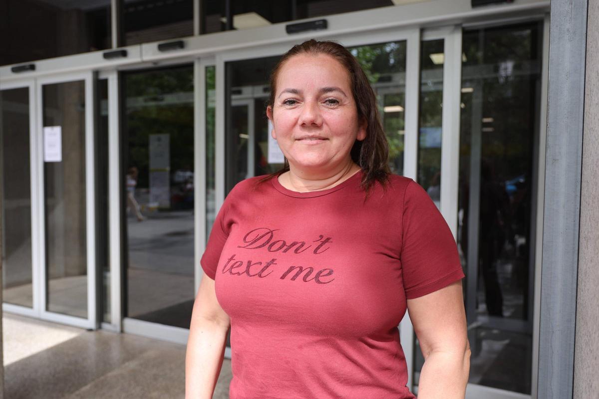 Amada González, este lunes en la oficina de Correos de Cáceres, donde acudió para solicitar la regularización extraordinaria