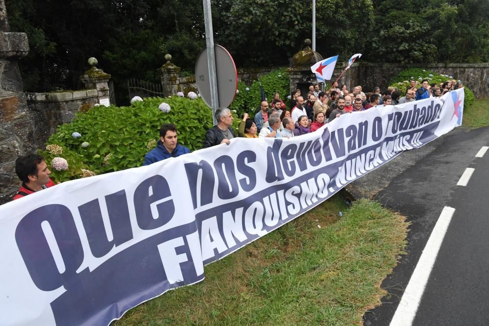 Militantes del BNG ocupan el pazo de Meirás en Sada