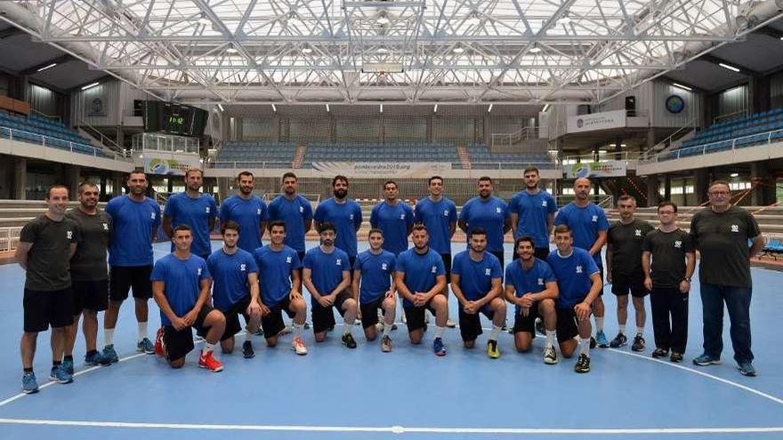 Foto de familia del equipo y cuerpo técnico y primeros ejercicios. // Gustavo Santos