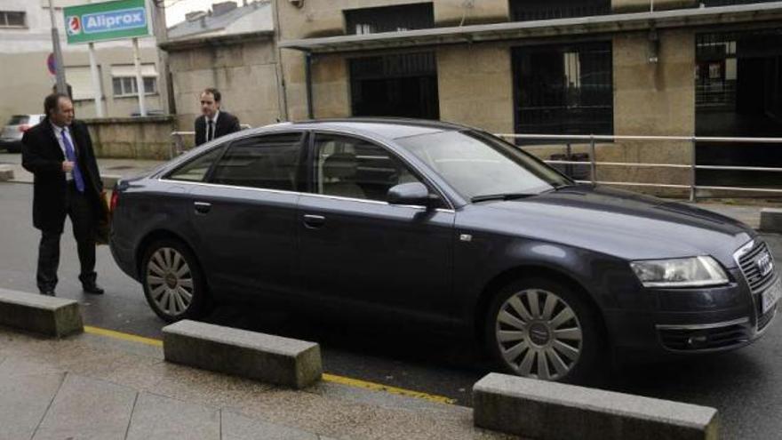 José Crespo, a punto de subirse al coche oficial del Concello de Lalín, un Audi A8.  // Bernabé/Javier Lalín