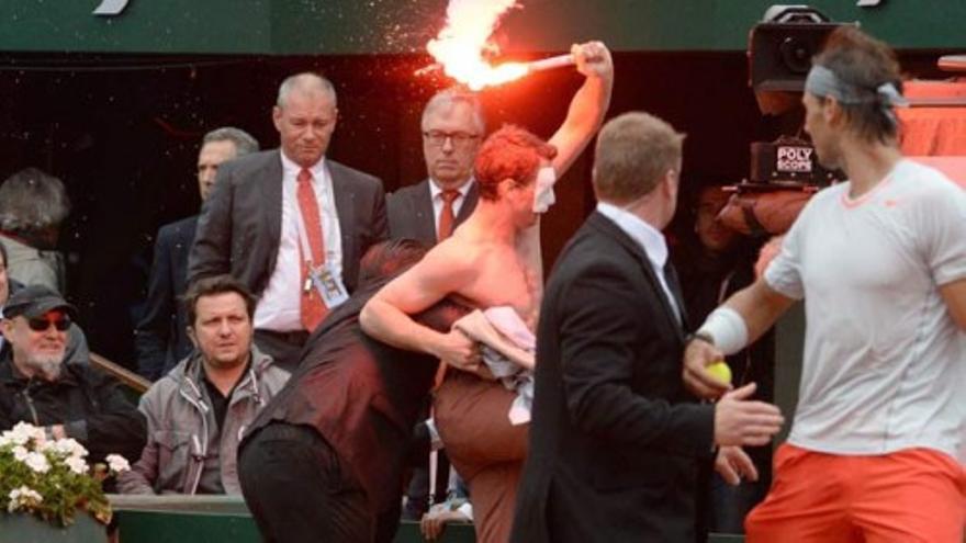 Irrumpen con bengalas en la final de Roland Garros