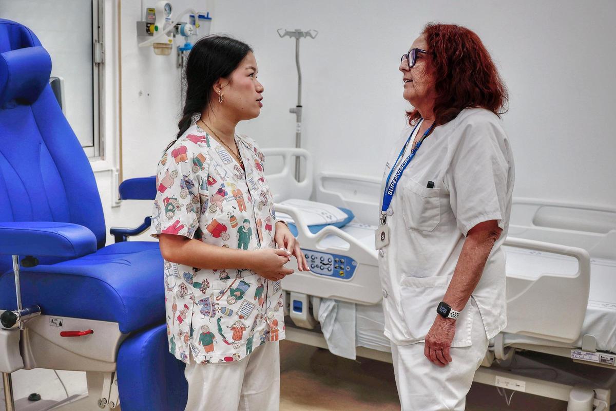 Las enfermeras charlas en el Hospital de Día del Hospital del Tórax, dependiente del Hospital Universitario de La Candelaria.