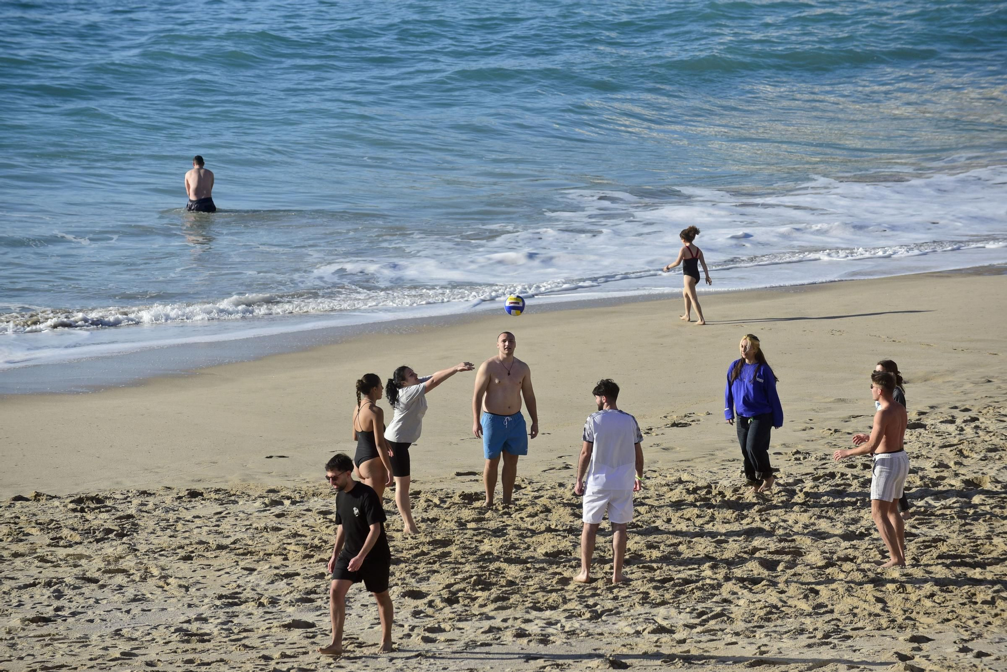 Las temperaturas agradables animan a los coruñeses a acercarse a las playas