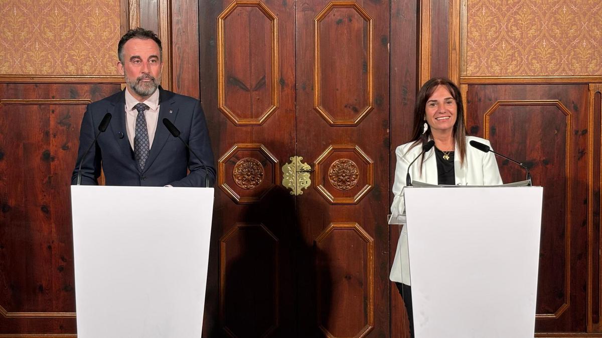 El conseller de Vivienda, José Luis Mateo, junto a la portavoz de Vox, Manuela Cañadas