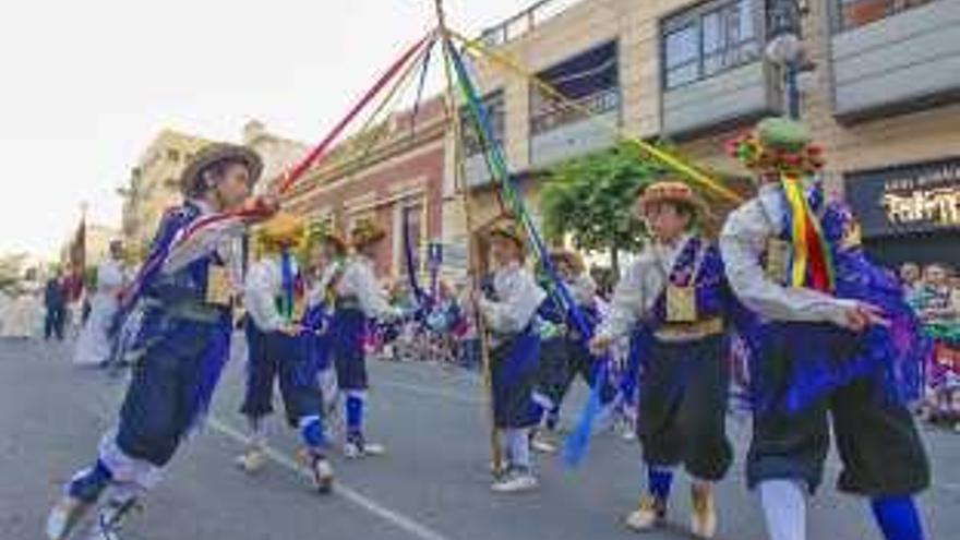 Las tradicionales danzas de la época barroca vuelven a dar color al acto religioso