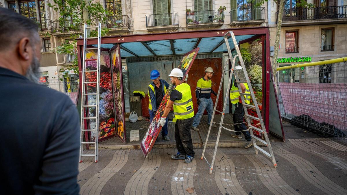 Empieza el traslado provisional de las paradas de flores de la Rambla