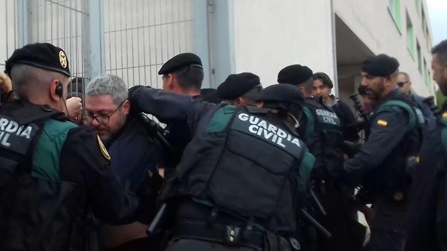 Moment de la intervenció policial a l&#039;escola Joncadella de Sant Joan.