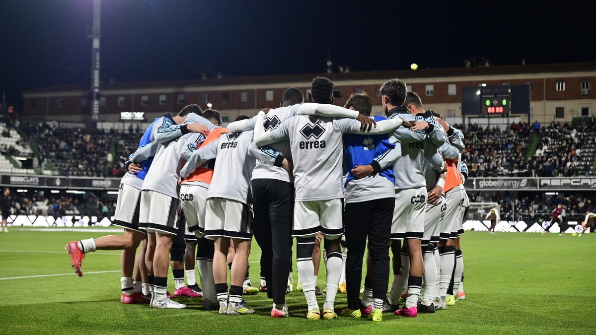 El equipo de Pablo, con una gran aportación de los suplentes, se ha instalado en la zona alta. En la imagen, en la previa del último partido en casa.