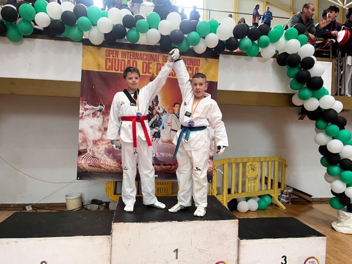 Dos de los zamoranos festejan su éxito en el podio de Plasencia.