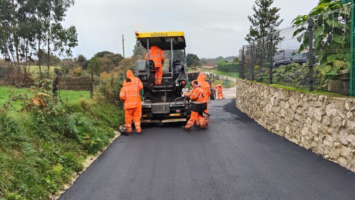 Obras de pavimentación del camino de Carabascones, en Porrúa.