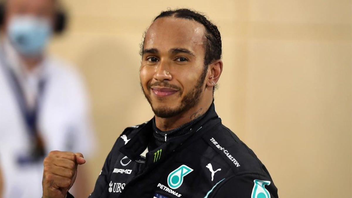 Hamilton aparece inscrito con Mercedes en la lista de 2021