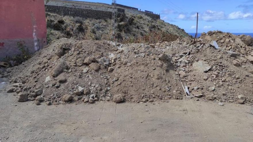 They denounce the dumping of rubble next to a ravine in San Juan de la Rambla