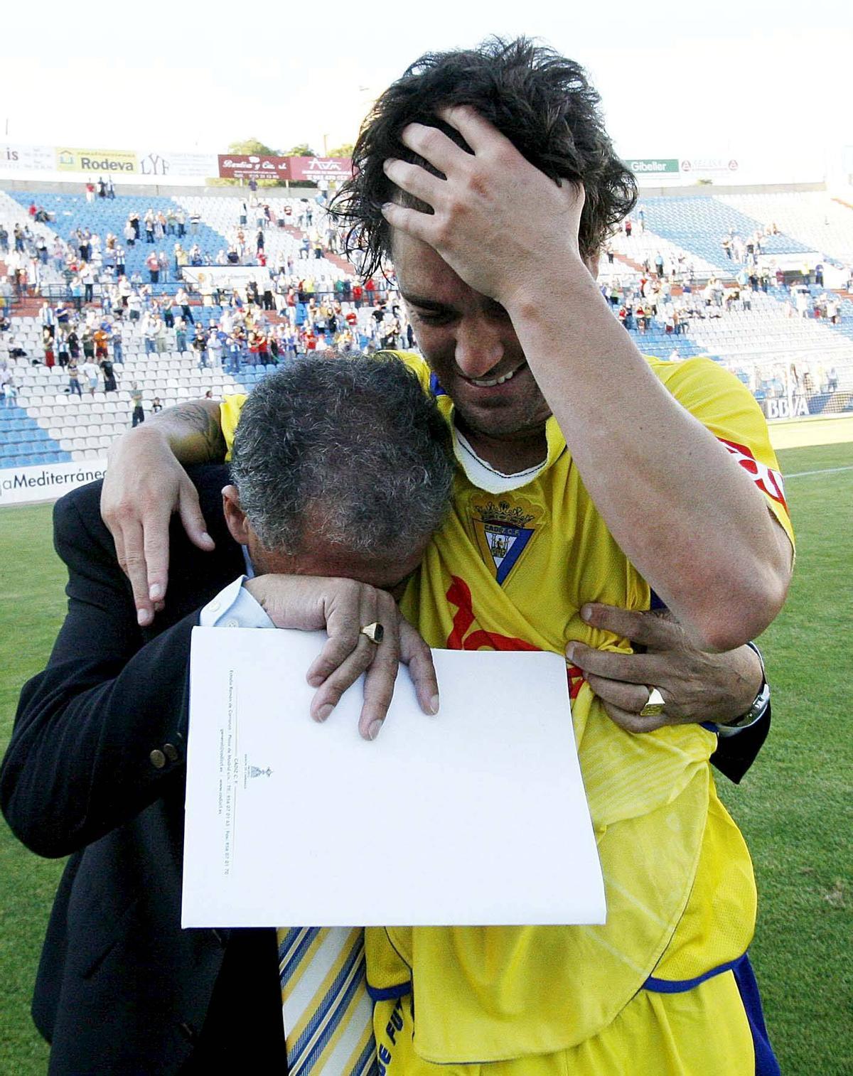 Abraham Paz llora el descenso del Cádiz del Rico Pérez tras haber fallado un penalti en el minuto 96.