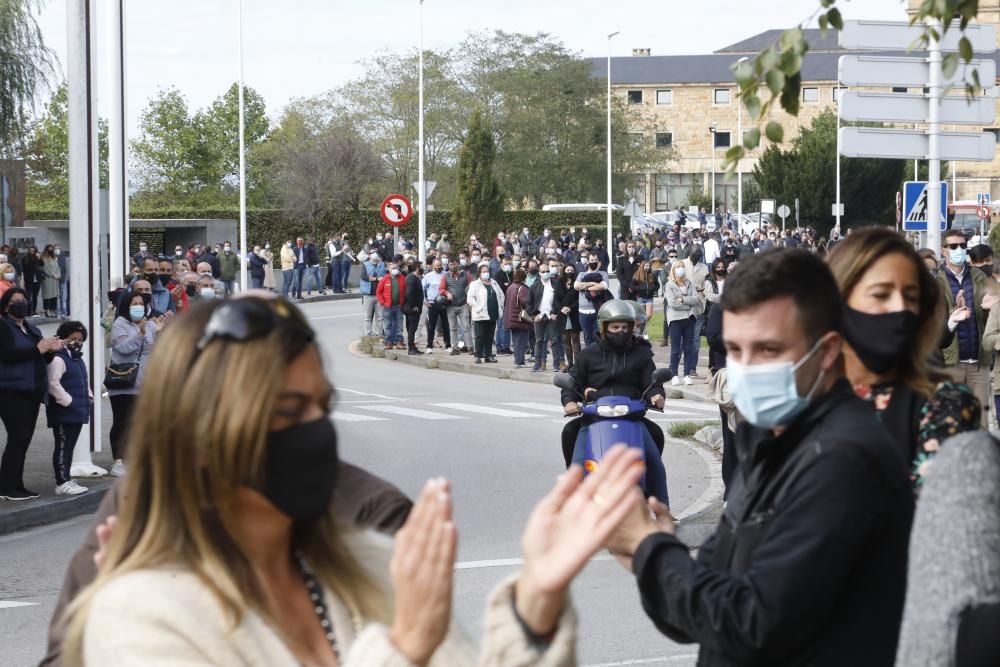 Más de mil personas despiden al hostelero gijonés Floro Gordillo con una cadena humana.