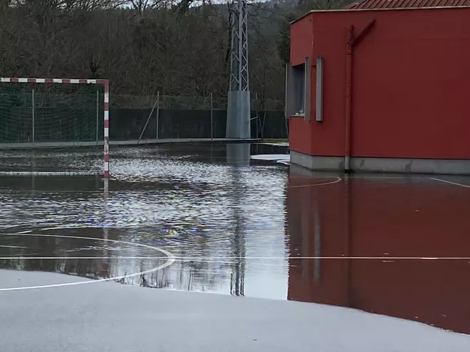 Desaloxan un colexio en Val do Dubra pola enchente do río Tambre