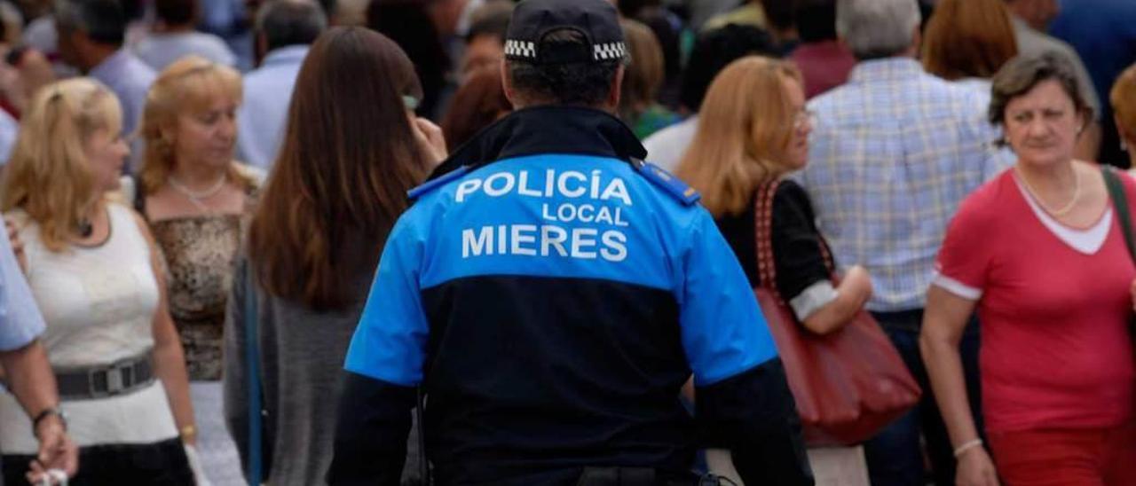 Un policía local, en una céntrica calle de Mieres.