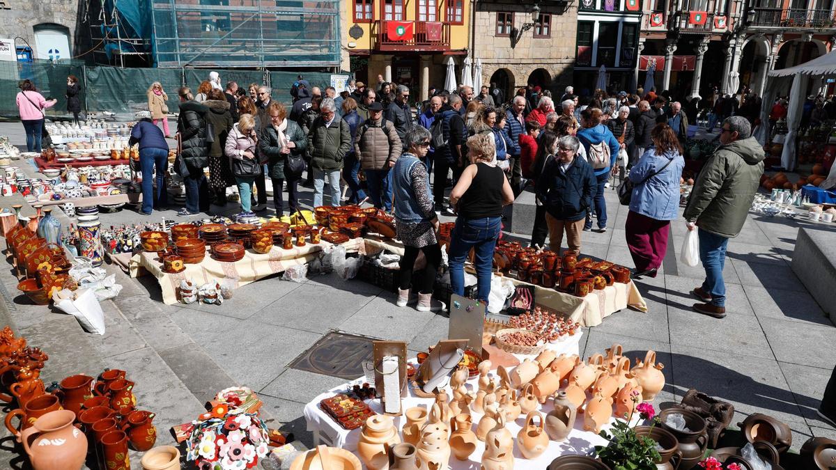 Público en la Feria de Alfarería Tradicional Villa de Avilés (FATVA), en la plaza Domingo Álvarez Acebal.
