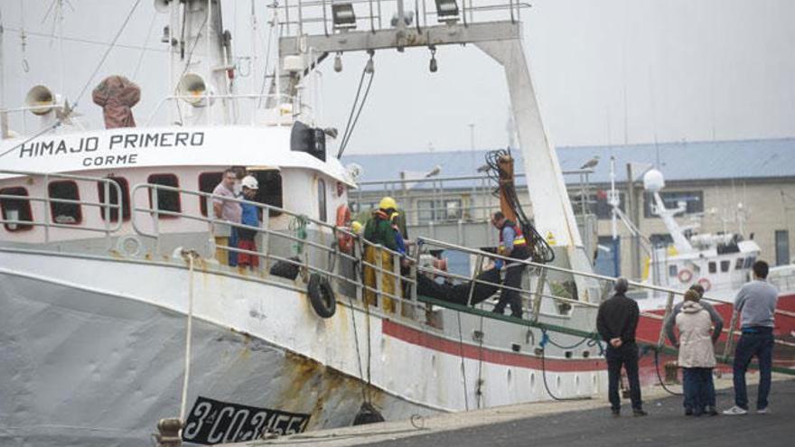 Las autoridades sacan al cuerpo del barco // J. ROLLER