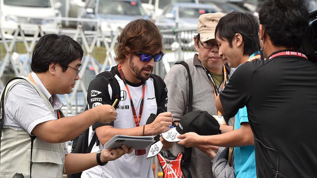 Fernando Alonso firma autógrafos en el circuito de Suzuka, este sábado